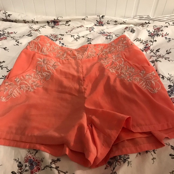 Shorts gently used but slight rip on the side - Picture 3 of 3